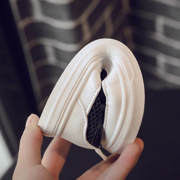 Adidași moderni pentru copii în alb și negru pentru fete