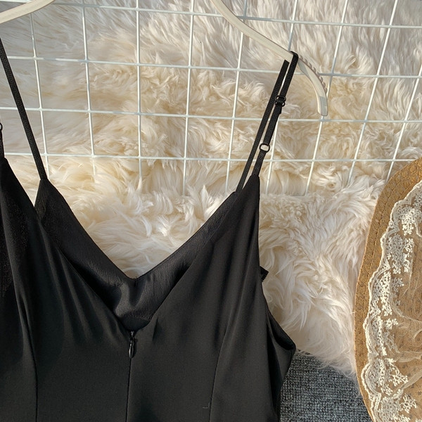 Rochie de dama cu bretele subtiri si decolteu in V de culoare neagra