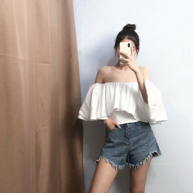 Bluză de damă cu umerii goi și mâneci largi în culoarea albă