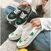 Καθημερινά  γυναικεία παπούτσια σε λευκό και μαύρο χρώμα  με εφαρμογές και κορδόνια