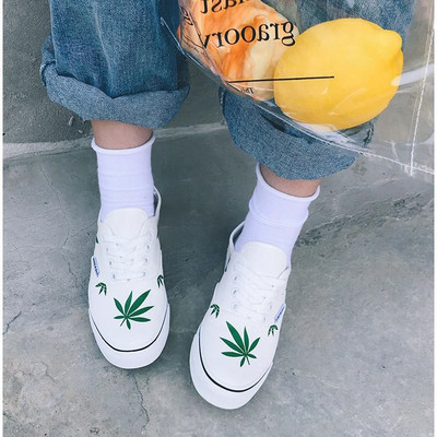 Καθημερινά  γυναικεία παπούτσια σε λευκό και μαύρο χρώμα  με εφαρμογές και κορδόνια