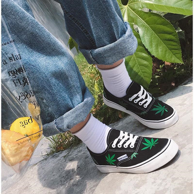 Καθημερινά  γυναικεία παπούτσια σε λευκό και μαύρο χρώμα  με εφαρμογές και κορδόνια