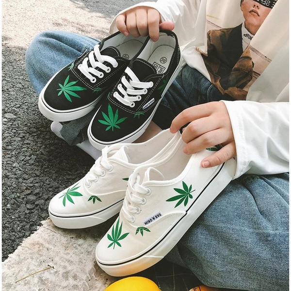 Καθημερινά  γυναικεία παπούτσια σε λευκό και μαύρο χρώμα  με εφαρμογές και κορδόνια 