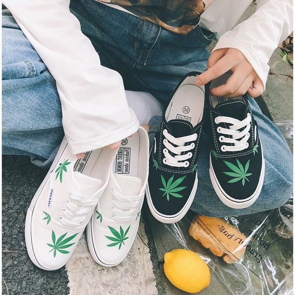 Καθημερινά  γυναικεία παπούτσια σε λευκό και μαύρο χρώμα  με εφαρμογές και κορδόνια 