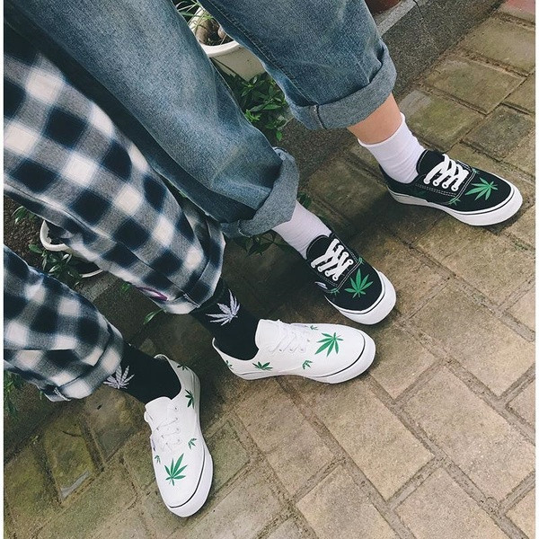 Καθημερινά  γυναικεία παπούτσια σε λευκό και μαύρο χρώμα  με εφαρμογές και κορδόνια 