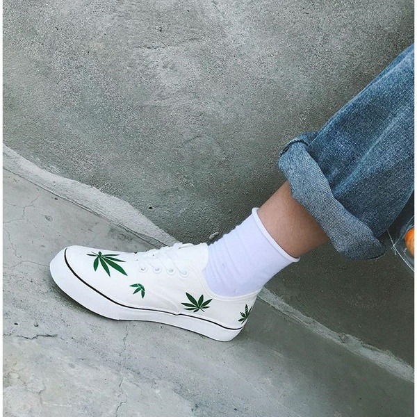 Καθημερινά  γυναικεία παπούτσια σε λευκό και μαύρο χρώμα  με εφαρμογές και κορδόνια 