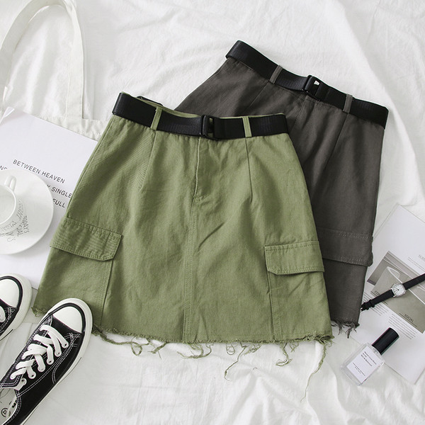 Fusta de dama moderna cu curea in alb, verde, gri si negru