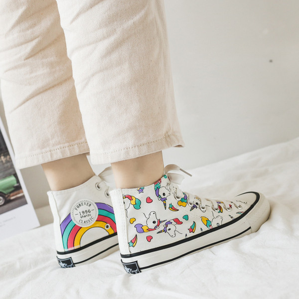 Καθημερινά  γυναικεία αθλητικά παπούτσια με πολύχρωμες εφαρμογές και κορδόνια