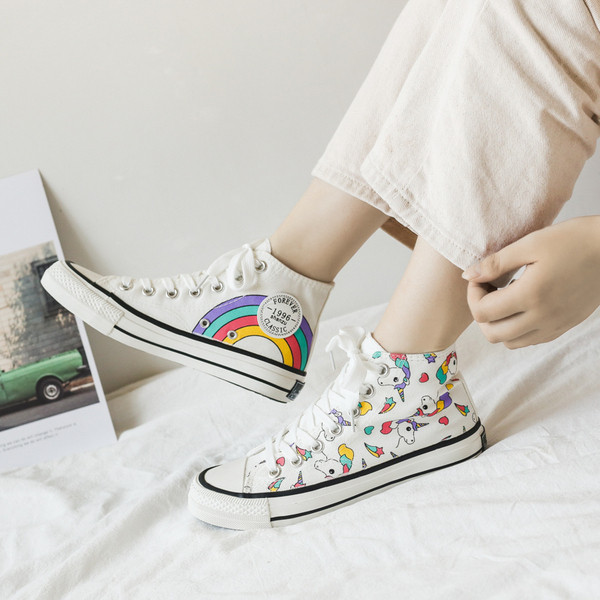 Καθημερινά  γυναικεία αθλητικά παπούτσια με πολύχρωμες εφαρμογές και κορδόνια