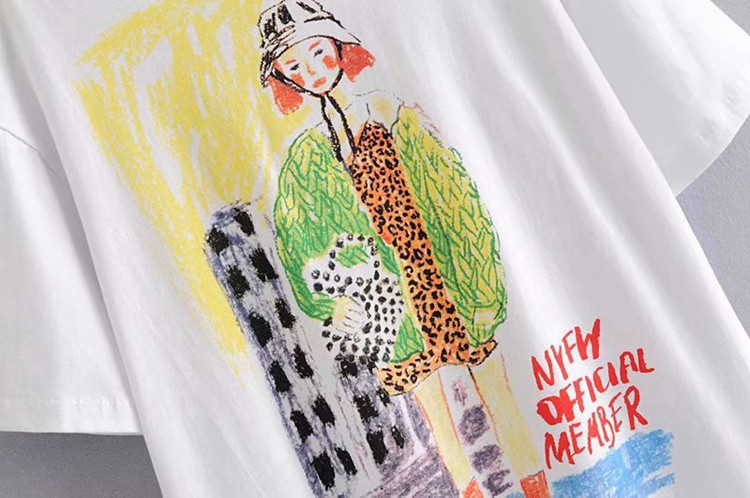 Tricou cu maneci scurte si decolteu oval alb cu aplicatie