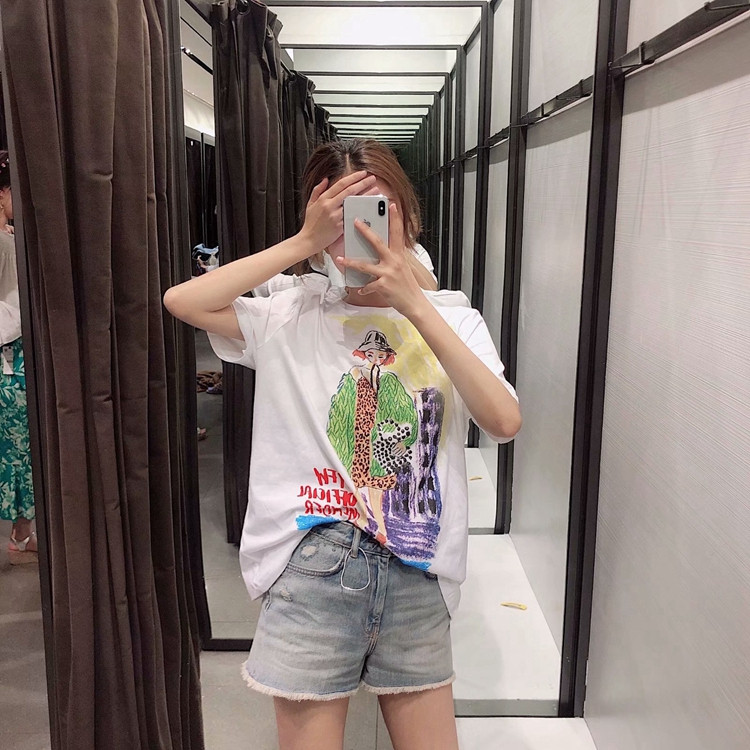 Tricou cu maneci scurte si decolteu oval alb cu aplicatie