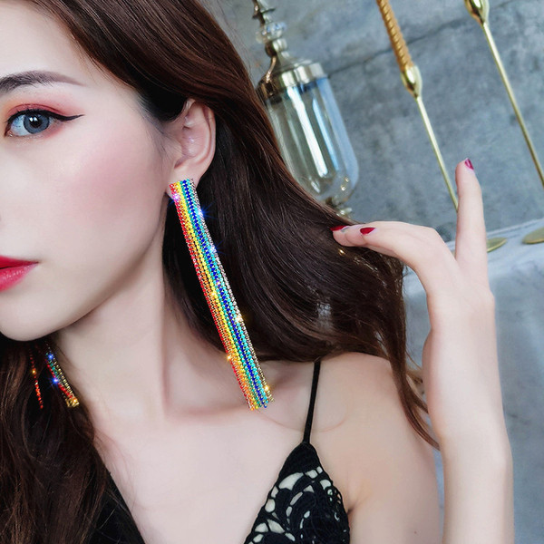 Cercei lungi de dama cu pietre colorate