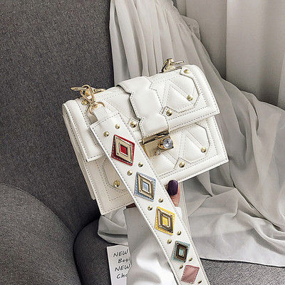 Geanta de dama din piele cu decor metalic