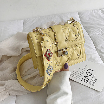 Geanta de dama din piele cu decor metalic