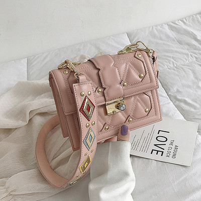 Geanta de dama din piele cu decor metalic