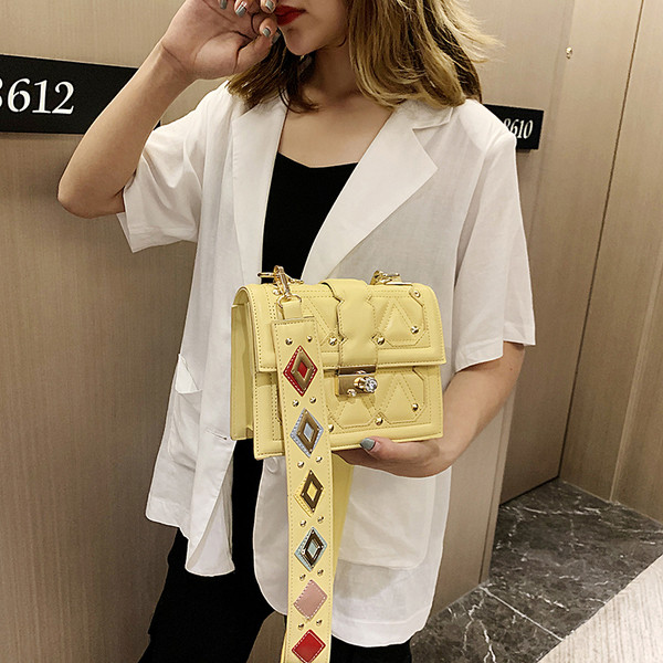 Geanta de dama din piele cu decor metalic