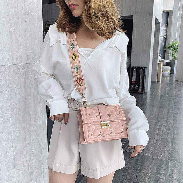 Geanta de dama din piele cu decor metalic