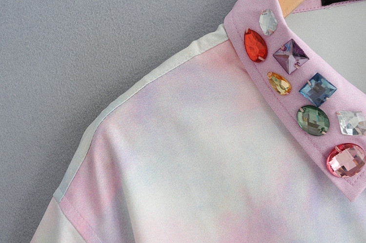 Дамска риза с преливащи цветове и цветни камъни по яката