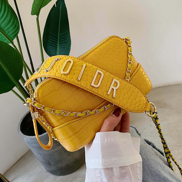 Női kis táska hosszú füllel több színben