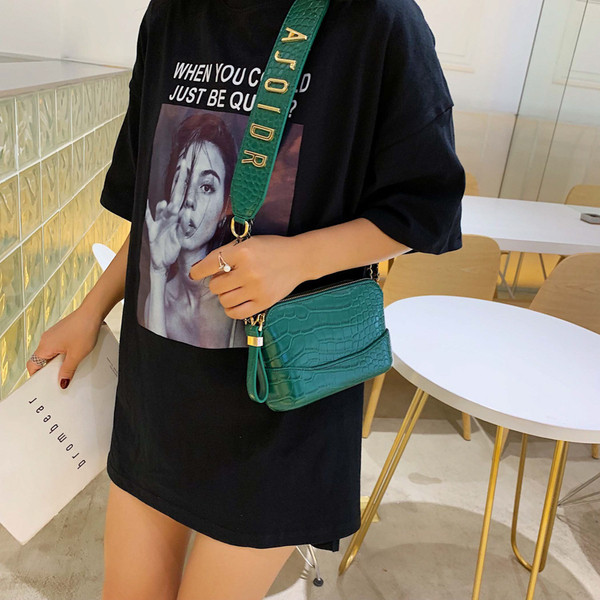 Női kis táska hosszú füllel több színben