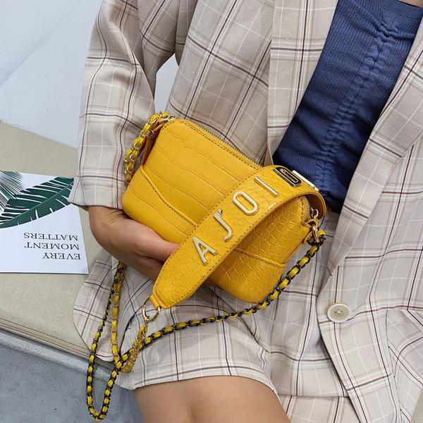 Női kis táska hosszú füllel több színben