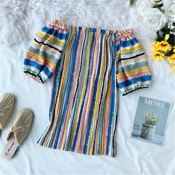 Bluză de damă colorată cu mâneci scurte și umerii goi