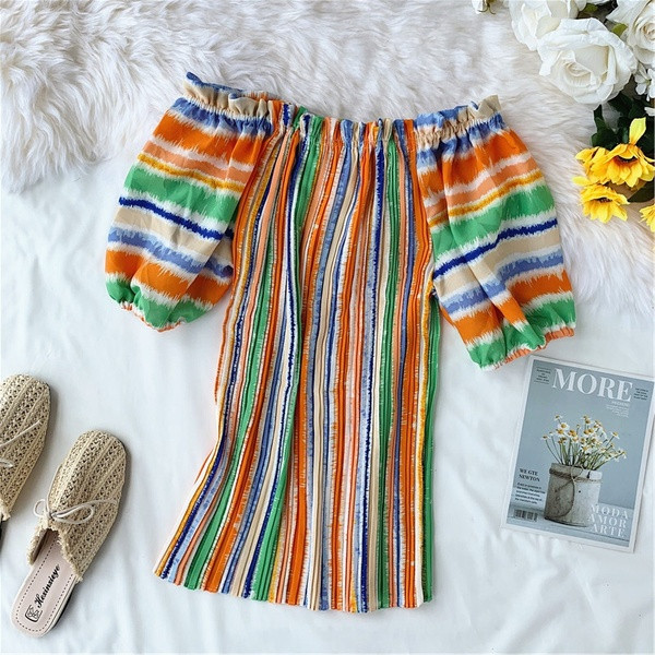 Bluză de damă colorată cu mâneci scurte și umerii goi