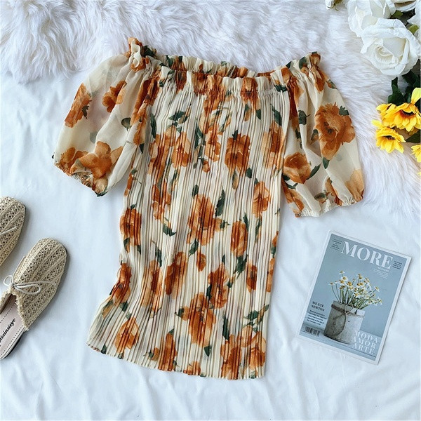 Bluză de damă colorată cu mâneci scurte și umerii goi