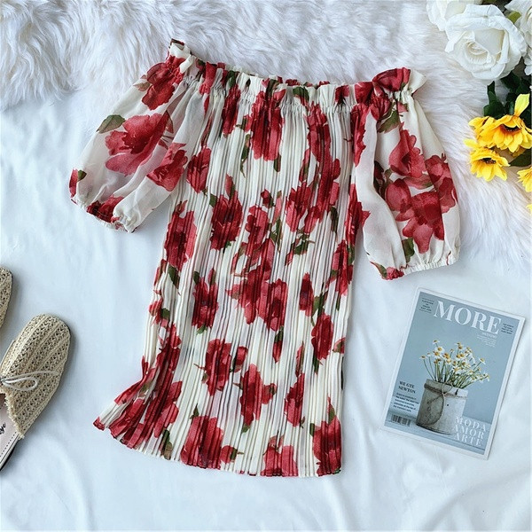 Bluză de damă colorată cu mâneci scurte și umerii goi