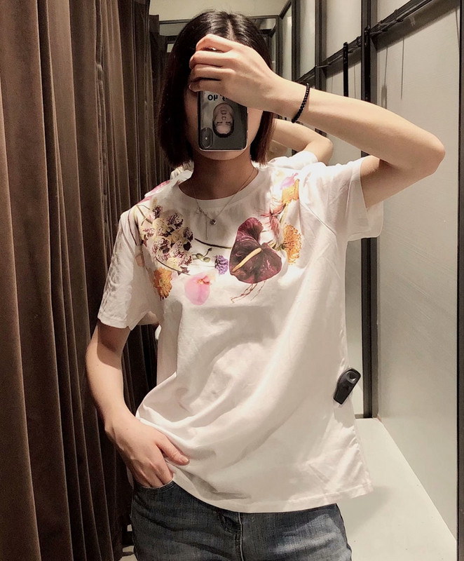 Tricou alb de dama cu maneca scurta si aplicatie - flori