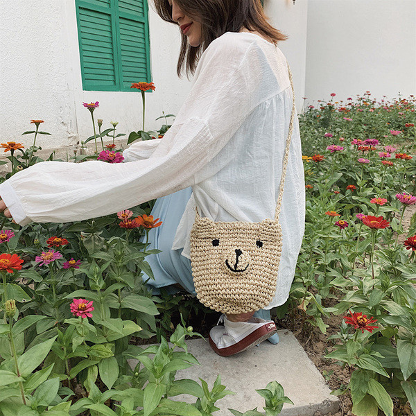 Geanta de dama tricotata cu element 3D de culoare maro