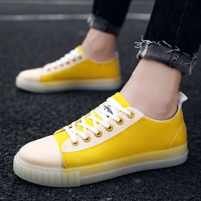 Tenisi de bărbați actuali în patru culori cu emblemă