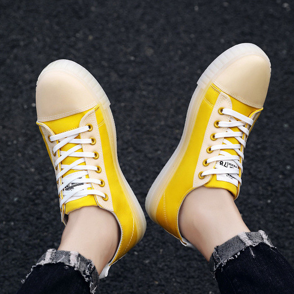 Tenisi de bărbați actuali în patru culori cu emblemă