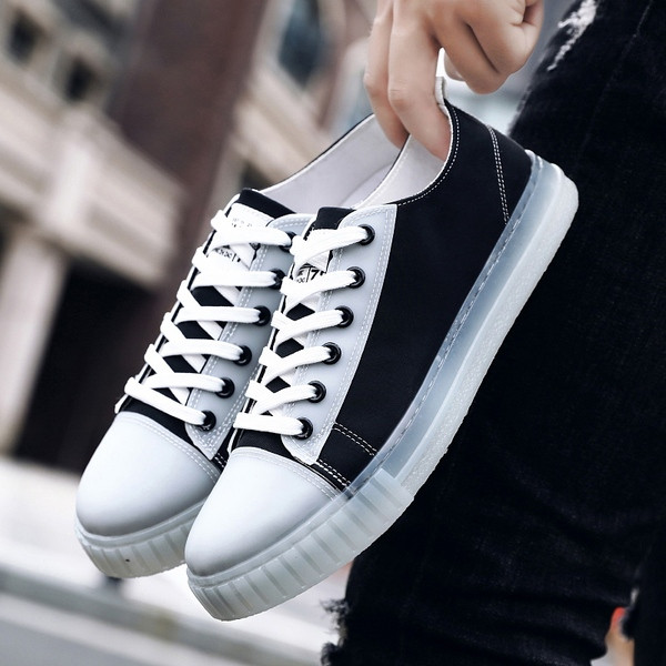 Tenisi de bărbați actuali în patru culori cu emblemă