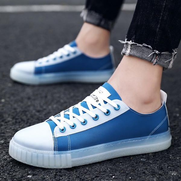 Tenisi de bărbați actuali în patru culori cu emblemă