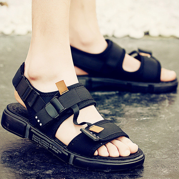 Model nou de sandale barbatesti in trei culori