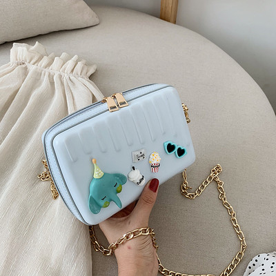 Модерна дамска чанта  с 3D елемент в няколко цвята