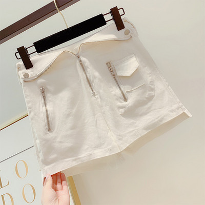 Pantaloni scurți de damă cu element de fermoar în alb și negru