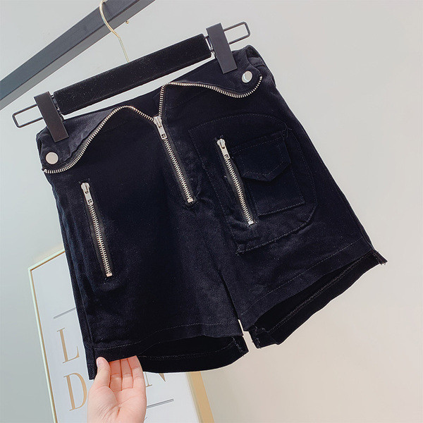 Pantaloni scurți de damă cu element de fermoar în alb și negru