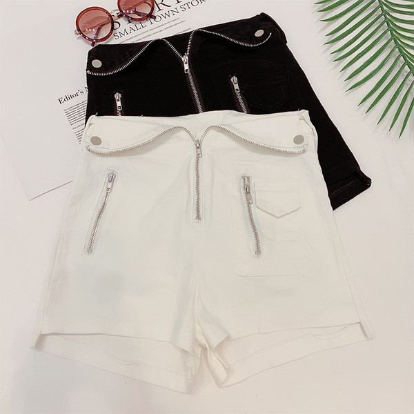 Pantaloni scurți de damă cu element de fermoar în alb și negru