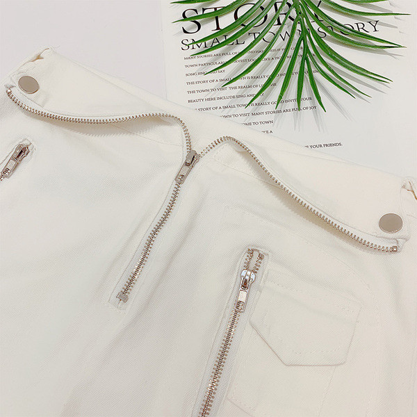 Pantaloni scurți de damă cu element de fermoar în alb și negru