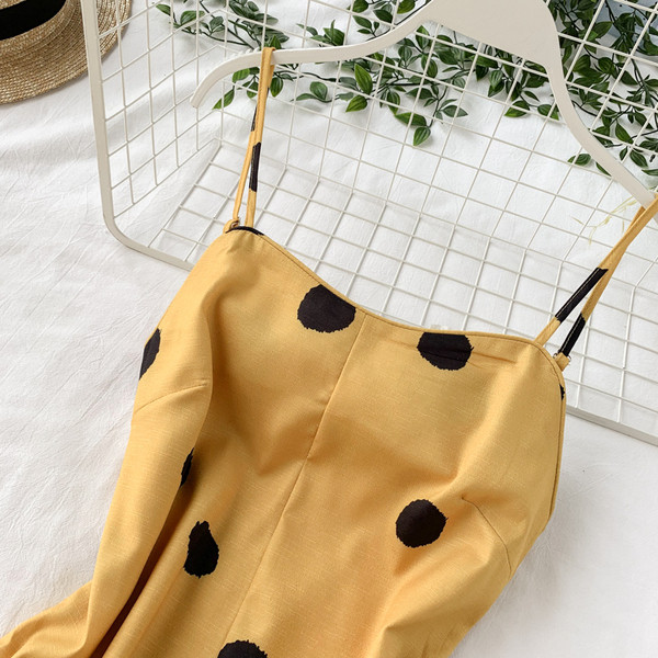 Дамска рокля на точки в жълт цвят и тънки презрамки