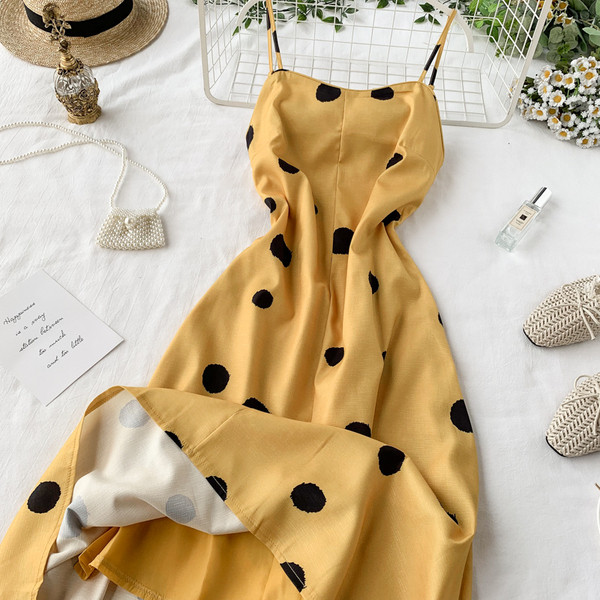 Дамска рокля на точки в жълт цвят и тънки презрамки