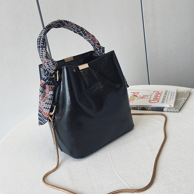 Geanta de dama din piele ecologica cu maner metalic lung