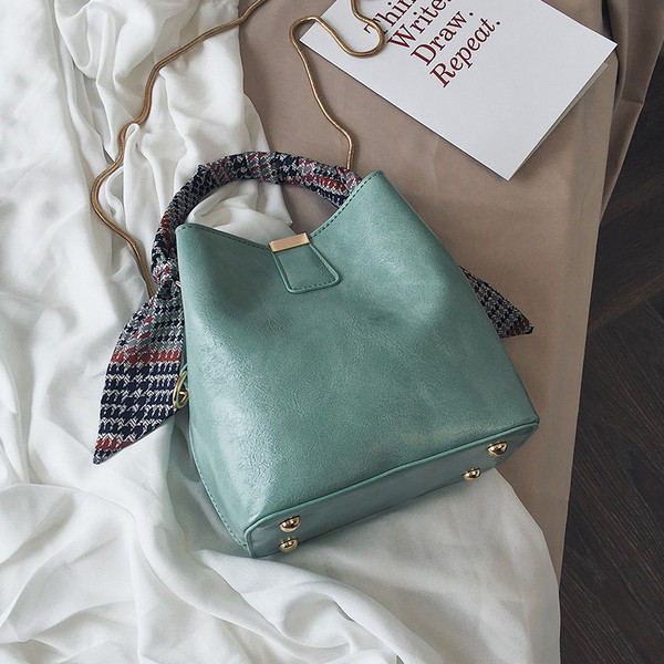 Geanta de dama din piele ecologica cu maner metalic lung