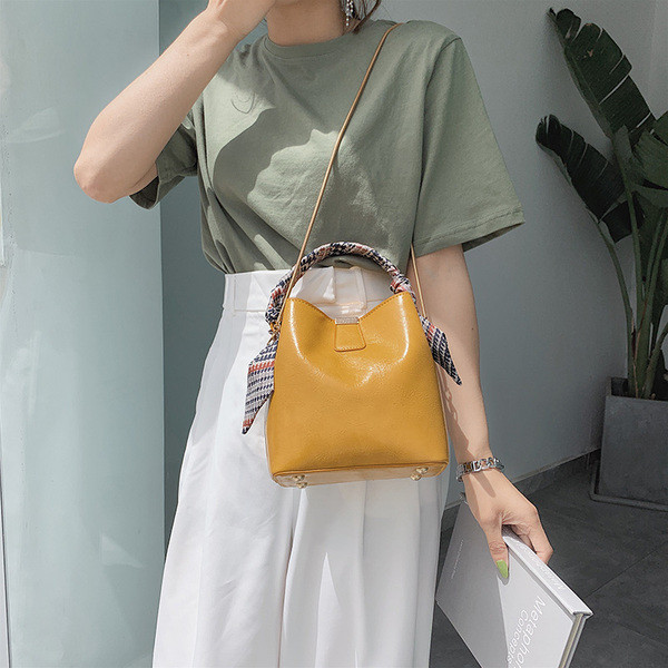 Geanta de dama din piele ecologica cu maner metalic lung