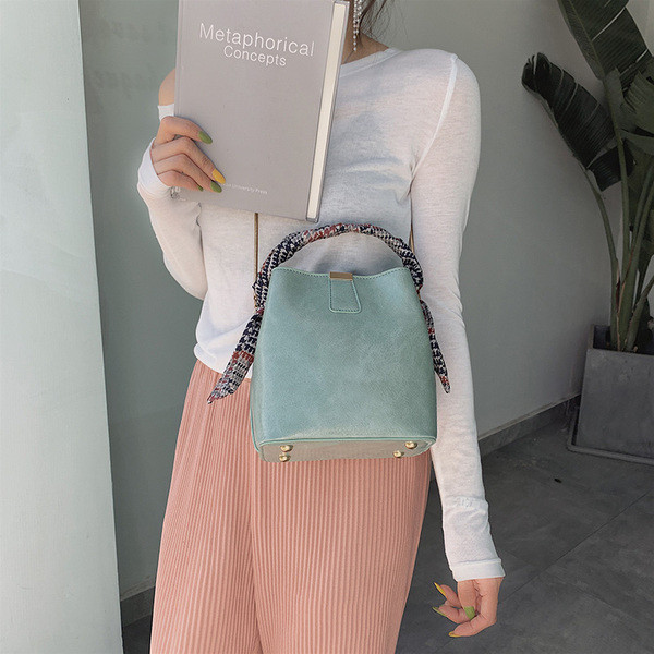 Geanta de dama din piele ecologica cu maner metalic lung