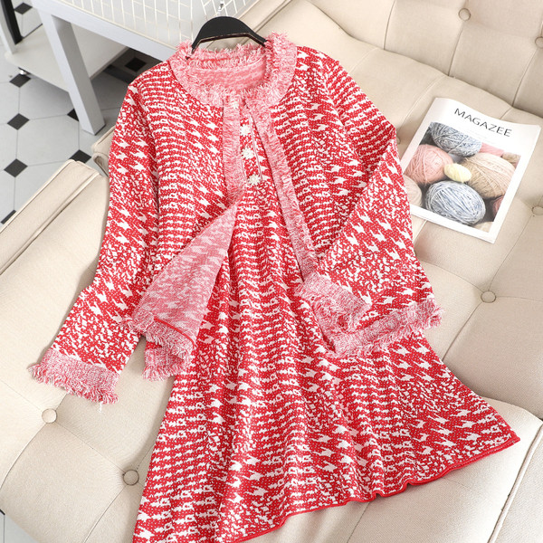 Κομψό γυναικείο σετ που περιλαμβάνει φόρεμα και ζακέτα σε διάφορα χρώματα