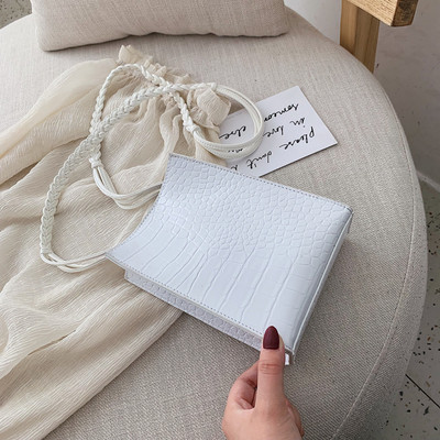 Eko bőrből készült női táska hosszú füllel