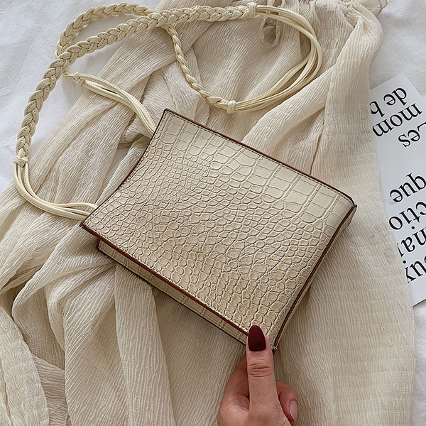 Eko bőrből készült női táska hosszú füllel